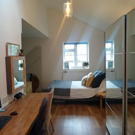 Apartamento Warm And Homely 4br | Parking | Wifi | Garden *