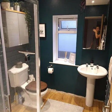 Warm And Homely 4br | Parking | Wifi | Garden