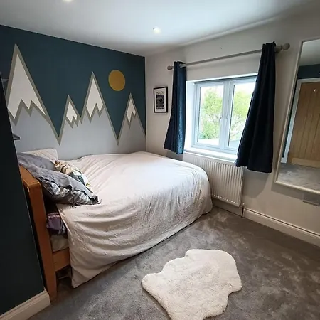 Warm And Homely 4br | Parking | Wifi | Garden *