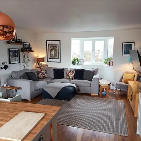 Warm And Homely 4br | Parking | Wifi | Garden Appartement