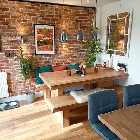 Warm And Homely 4br | Parking | Wifi | Garden Apartamento