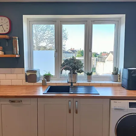 Warm And Homely 4br | Parking | Wifi | Garden