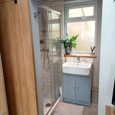 Warm And Homely 4br | Parking | Wifi | Garden *