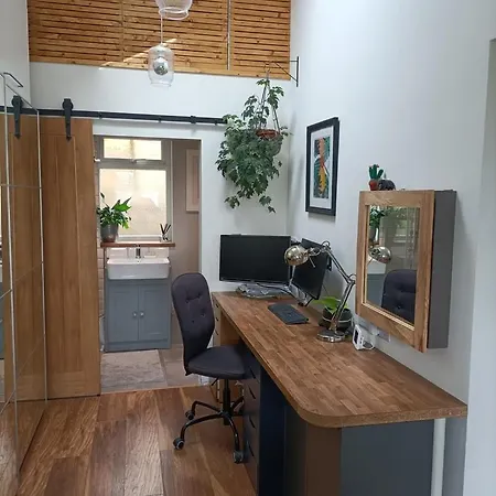 דירה Warm And Homely 4br | Parking | Wifi | Garden