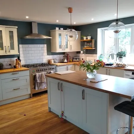 Warm And Homely 4br | Parking | Wifi | Garden *